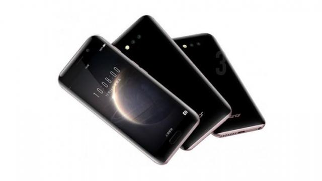 <b>Huawei ar pregăti un ecran edge to edge complet, "bretonul" e doar un element de tranziţie</b>Din câte reușim să aflăm astăzi, se pare că și cei de la Huawei au ca scop final obținerea unui panou edge-to-edge complet, fără acel breton pe care toți îl critică. Acesta va fi un element de tranziție și va ajunge pe Huawei P20 Lite, P20, dar și