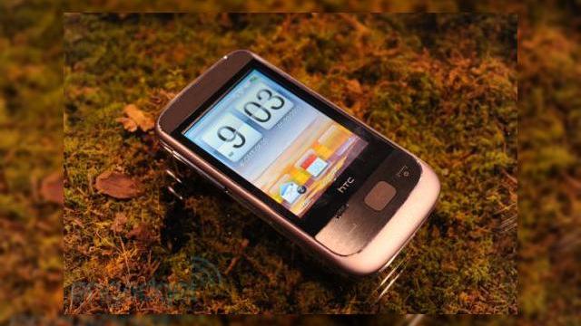 <b>CES 2010: HTC Smart, testat de cei de la Engadget</b>La doar cateva ore dupa ce HTC isi anunta noul telefon cu pret accesibil pentru toate buzunarele, modelul Smart era deja la indemana celor de la Engadget pentru o experienta hands on. Cat de bun este acest "smartphone ieftin" aflam imediat. Va reamintim...