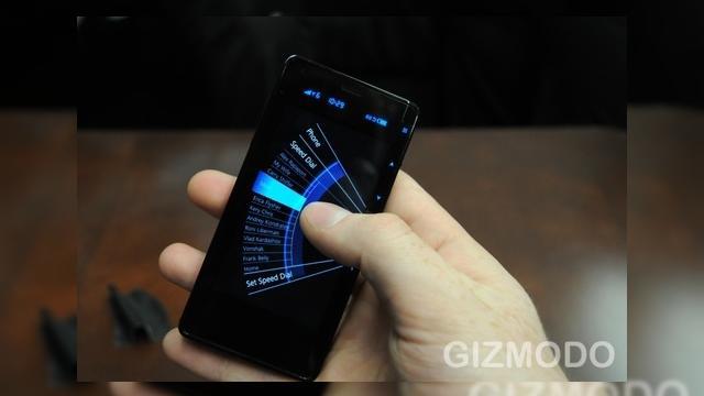 <b>CES 2010: Smartphone-ul Else Emblaze, testat de Gizmodo</b>Cei de la Gizmodo au avut ocazia sa se joace cu un terminal Else Emblaze, pe care il puteti admira mai jos, in cadrul showului CES 2010. Avem de-a face cu un smartphone dotat cu ecran touch, un software inovator si hardware produs de catre cei de la...