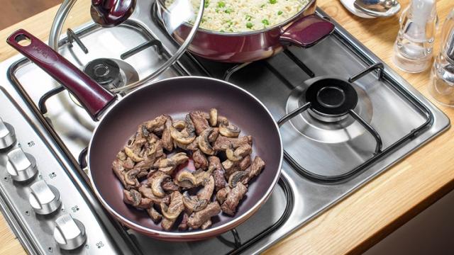 <b>Turul Magazinelor #398: super reduceri la seturi Tefal pentru Paşte, pachete de gătit, Galaxy A5 (2017) la preţ foarte bun şi OnePlus 5T Star Wars în România</b>Și astăzi suntem la treabă și aruncăm o privire asupra celor mai interesante oferte propuse atât de către retailerii de la noi, cât și de cei chinezi. Astfel găsim seturi ideal de gătit pentru Paște, două smartphone-uri foarte interesante, dar și 