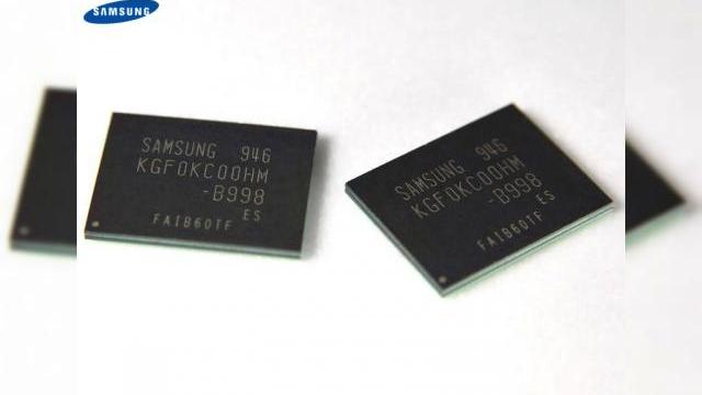 <b>Noul cip Samsung de 64 GB, inclus in iPhone 4G?</b>Samsung tocmai a anuntat un nou cip moviNAND de 64 GB, care ar putea fi folosit pe urmatoarea generatie de iPhone, pentru o capacitate crescuta a memoriei. &nbsp; &nbsp; Noul chip masoara 1.4 mm in inaltime si este alcatuit din 16 chipuri MLC NAND de 32...