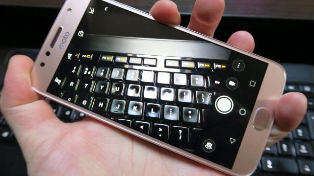 <b>Motorola Moto G5S Plus: Cameră duală cu pretenţii de high, performanţă destul de Lite</b>Motorola Moto G5 Plus a rămas în memoria noastră drept cel mai ieftin telefon cu filmare 4K, iar G5S Plus ne face curioşi cu privire la alte posibile premiere. De această dată avem două camere pe acest smartphone, iar captura video 4K a rămas la posturi. 