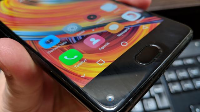 <b>iHunt Hero: Hardware 32 bit, acceptabil</b>iHunt Hero e genul de telefon căruia i se aplică cele 3 cuvinte magice pe care le spune romanul când merge la cumpărături: "la banii ăştia...". Fie se referă ca un lucru e prea scump şi ar face bine să facă şi cartofi prăjiţi, fie la faptul că atunci..