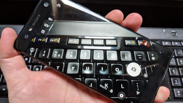 <b>Sony Xperia XA2 Ultra: Design mai rotunjit şi mult mai greu, solid decât predecesorul</b>Sony Xperia XA1 Ultra a fost un companion de nădejde pentru mine vara trecută, când l-am luat cu mine în vacanţă, iar Xperia XA2 Ultra îi calcă pe urmă, tot cu promisiunea unui companion de binging şi gaming. Phablet-ul prin definiţie, acest terminal cu..