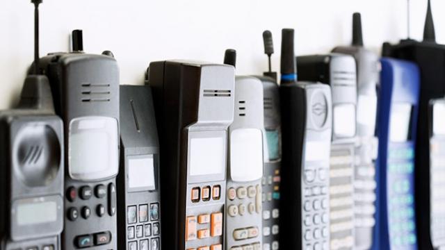 <b>Motorola se pregăteşte să aniverseze 45 de ani de la primul apel de pe un telefon mobil; Iată când e aniversarea</b>Motorola a început să se pregătească de o aniversare importanta în aceste zile: 45 de ani de la primul apel de pe un telefon mobil. Se întâmplă pe 3 aprilie 1973, iar Moto a pregătit campanii de reduceri, promoţii şi spoturi cu această ocazie.