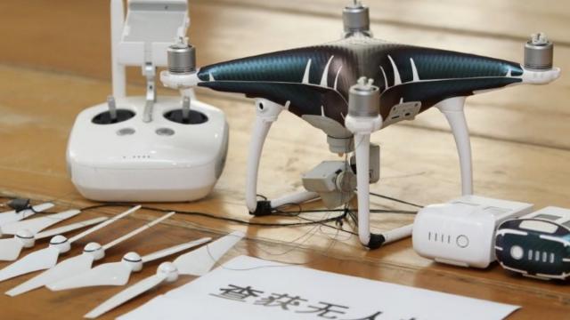 <b>15.000 de iPhone-uri strecurate în fiecare zi cu dronele pe ascuns în China; Iată povestea unei contrabande inedite</b>Când am citit prima oară ştirea aceasta am avut senzaţia că cineva fură iPhone-uri cu dronele de la Foxconn. De fapt iPhone-urile erau aduse în China şi nu luate de acolo, la nivelul miilor de unităţi, trecând peste vamă şi neplătind taxele aferente.