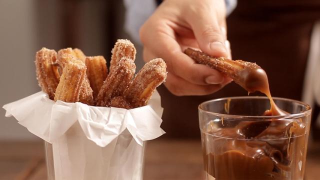 <b>Turul Magazinelor #401: Super Turul de gătit cu maşină de tocat, aparat de făcut churros, aragaz la super preţ şi aparat de fiert ouă </b>Luna aprilie este aici oficial și pentru că ne aflăm la doar câteva zile distanță de sărbătorile pascale, am pregătit pentru voi o serie de recomandări interesante în Turul Magazinelor de astăzi. Astfel vă propunem printre altele și o mașină de 