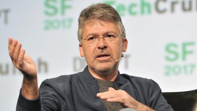 <b>Fostul șef al departamentului AI & Search Google este angajat de Apple pentru a lucra la îmbunătățirea lui Siri</b>În eforturile de a îmbunătăți asistentul virtual Siri, cei de la Google sunt nevoiți să facă și ceva angajări după cum descoperim chiar astăzi. Suntem informați că gigantul din Cupertino l-a angajat chiar pe fostul director al departamentului