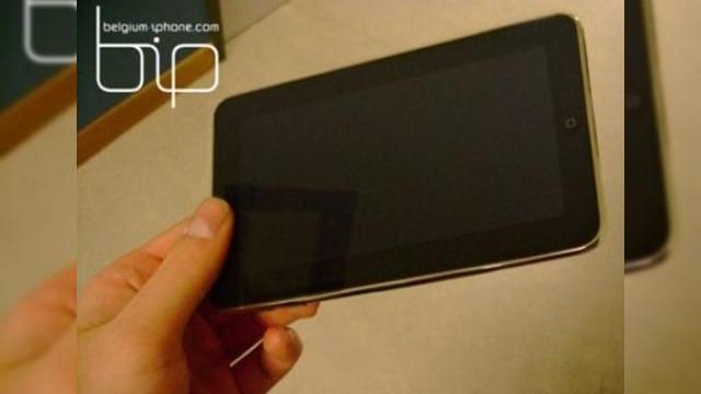 <b>Tabletul Apple iPad, intr-o posibila reclama; inca o imagine scapata pe web</b>Maine este ziua cea mare, cea in care Apple isi va lansa mult-asteptatul tablet, la ora locala a Romaniei 20:00. Inainte ca Steve Jobs sa faca scamatorii pe scena, sa vedem cam cum ar arata o reclama pentru noul produs Apple, in viziunea celor de la...