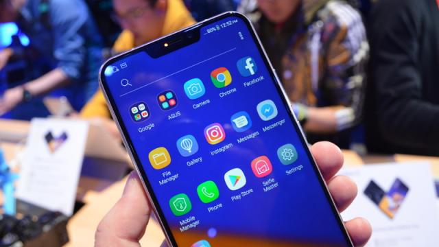 <b>ASUS ZenFone 5 îşi dezvăluie preţul înaintea debutului din magazine de mâine</b>Seria ASUS ZenFone 5 a debutat la MWC 2018, la final de februarie şi atunci am aflat că cele 3 telefoane din gama vor sosi în valuri. Întâi a venit ZenFone 5 Liţe în martie, acum vine ZenFone 5 în luna curentă, iar ZenFone 5z va fi disponibil din iunie..