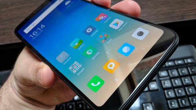 <b>Xiaomi Redmi 5 Plus: Design clasic Xiaomi, confort crescut</b>Xiaomi a mers direct la ţintă, direct spre formatul alungit 18:9 cu acest telefon, sărind direct în râul trendurilor noi. A pariat pe un corp metalic, cu decupaje din plastic pentru antene în spate.