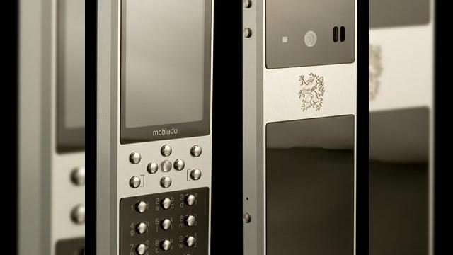 <b>Mobiado 712ZAF, un telefon elegant si costisitor, acoperit cu un strat ceramic</b>Daca simtiti ca aveti prea multi bani pentru un smartphone, e cazul sa treceti la un telefon de lux, cum este acest nou Mobiado 712ZAF. Terminalul este urmasul modelului Luminoso, iar daca sunteti curiosi, aflati ca producatorul Mobiado provine din...