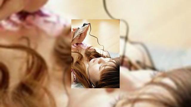 <b>Telefoanele mobile si retelele sociale, moartea televizorului?</b>Un studiu recent efectuat de GfK Romania dezvaluie faptul ca televizorul este pe moarte in viziunea adolescentilor, care prefera retelele sociale si browsingul web pe telefonul mobil. Studiul vizeaza reprezentantii generatiei Converse (un brand popular de...