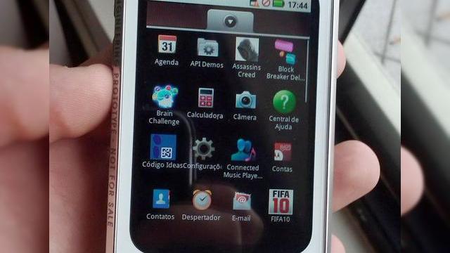 <b>Un misterios telefon Motorola cu Android, descoperit in Brazilia; modelul Zeppelin?</b>Cei de la Gizmodo Brazil au informatii cu privire la un model misterios Motorola, pe care il puteti vedea fotografiat in imaginea de mai jos. Acest terminal Android este inca in faza de prototip, iar speculatiile afirma ca el ar fi modelul Zeppelin....