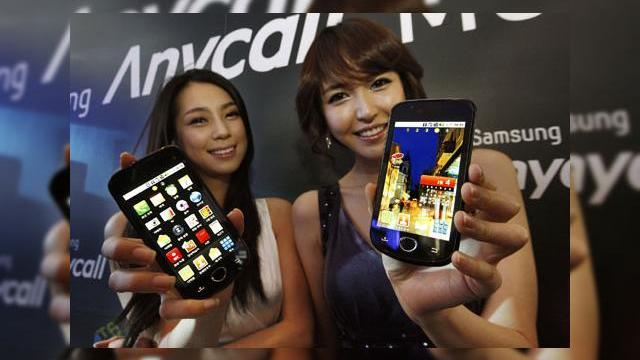 <b>Samsung SHW-M100S, un nou telefon Android 2.1, in companie feminina</b>Telefoanele asiatice sunt cele mai norocoase, de vreme ce de fiecare data cand sunt lansate, ele sunt insotite de fotomodele sexy. Este si cazul noului Samsung SHW-M100, care ruleaza Android 2.1 si este deocamdata lansat in Corea de Sud. Acesta este...