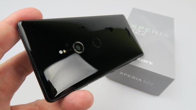 <b>Sony Xperia XZ2: Hardware cu upgrade-ul necesar, ca o versiune "S"</b>Sony Xperia XZ2 a venit cu poleiala nouă, format nou pentru ecran şi acelaşi senzor de cameră. Dă senzaţia de versiune "S" faţă de XZ1, dacă e să fiu sincer. Are 4 GB RAM, cât avea şi XZ1, deşi undeva pe glob e şi o versiune cu 6 GB RAM.