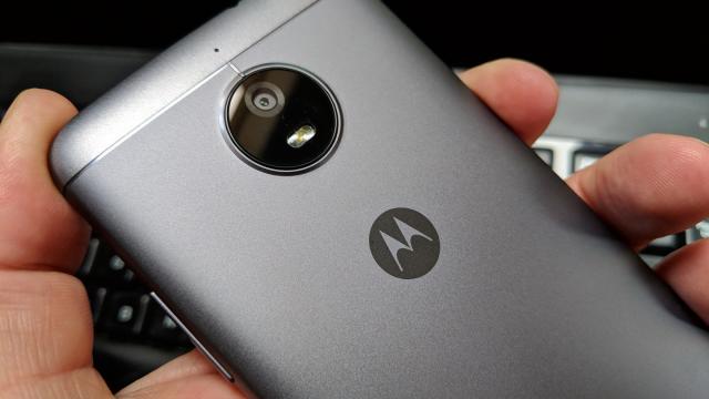 <b>Motorola Moto E4: Camera necesitaţilor stricte, fără performanțe notabile</b>Motorola Moto E4 se prezintă la test cu o cameră de 8 megapixeli, cu deschidere F/2.2 şi pixeli de 1.12 microni. Are plusul autofocalizării şi vine şi cu blitz LED, dar trebuie spus din start că filmează HD, deci joacă mai mult în ligă cu Nokia 3, decât..