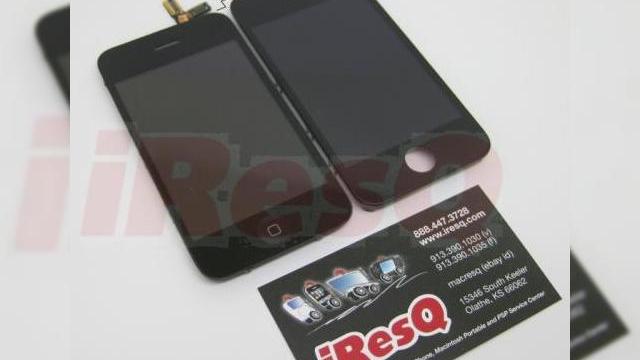 <b>iPhone 4G, scapat pe web intr-o serie de imagini... reale?</b>Dupa cateva luni bune de speculatii si concepte iata ca au inceput sa apara si primele imagini aparent reale cu noua generatie de iPhone, numit deocamdata iPhone 4G. Printre imaginile publicate de site-ul iResQ se numara si cea de mai jos: Detaliile...