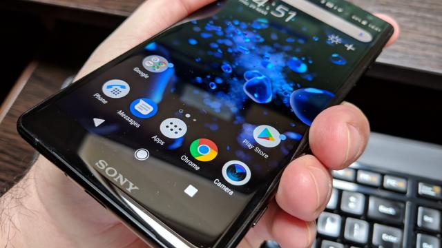 <b>Sony Xperia XZ2: Baterie cu mai mulți miliamperi decât Xperia XZ1, e bună, dar nu doboară recorduri</b>Sony Xperia XZ2 a făcut progrese pe hârtie la capitolul baterie, înlocuind unitatea de 2700 mAh de pe predecesor cu una de 3180 mAh. Ştie şi Quick Charge 3.0, iar spatele de sticlă ne permite să avem şi încărcare wireless. Tehnologia Qnovo ne permite..