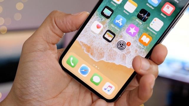 <b>iPhone-ul de 6.1 inch cu ecran LCD ar urma să aibă un preţ surprinzător de accesibil, conform unui analist reputat</b>Pe seama spuselor unui reputat analist chinez și anume Ming-Chi Kuo aflăm că viitorul iPhone cu ecran IPS LCD de 6.1 inch va avea un preț accesibil raportat la iPhone X. Se vehiculează suma de numai 550 dolari, asta în vreme ce terminalul aniversar