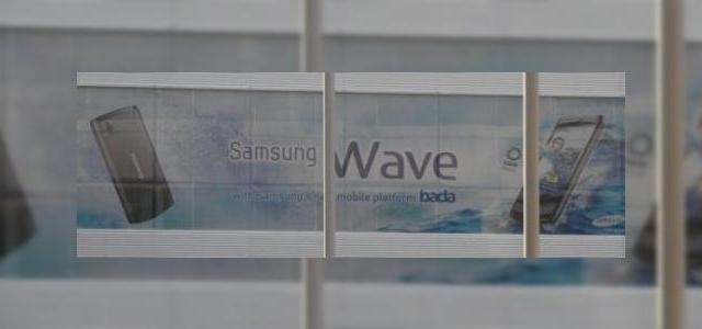 <b>Samsung Wave, primul telefon cu Bada OS, dezvaluit de un panou publicitar</b>Nu este indicat sa scapi pe web un produs asteptat de multa lume cu doar cateva zile inainte ca tu sa il prezinti oficial, dar tocmai asta a facut Samsung cu noul sau terminal ce ruleaza primul OS al companiei, Bada. Telefonul este Samsung Wave, pe care...