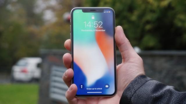 <b>Vânzările lui Apple iPhone X scad, dar cumpărătorii sunt foarte încântaţi de achiziţie, arată studiile</b>Cu toate că vânzările lui iPhone X nu impresionează, potrivit unui studiu cumpărătorii sunt tare mulțumiți și satisfăcuți de achiziția făcută. E drept că telefonul costă exagerat de mult, dar cei cu dare de mână consideră că tehnologia oferită