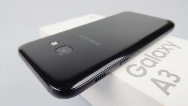 <b>Samsung Galaxy A3 (2017) este actualizat la Android Oreo; Primele confirmări vin din Rusia</b>După ce anterior aflam că sud-coreenii de la Samsung au dat startul unui program de actualizare la Android 8.0 Oreo pentru smartphone-ul Galaxy A5 (2017), acum este momentul să fim informați că și varianta mai mică din gamă beneficiază