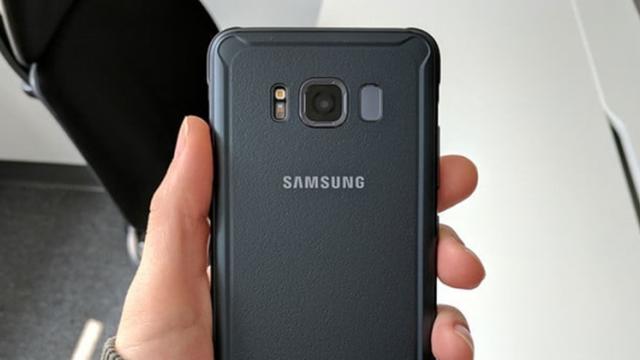 <b>Samsung Galaxy S9 Active ar urma să ofere baterie de 4000 mAh și procesor SD845</b>În această vară așteptăm ca cei de la Samsung să lanseze pe piață și smartphone-ul Galaxy S9 Active, terminal cu aceleași dotări de top regăsite pe varianta standard și cu un plus generos la nivel de baterie. Știind cum a stat situația și în anii