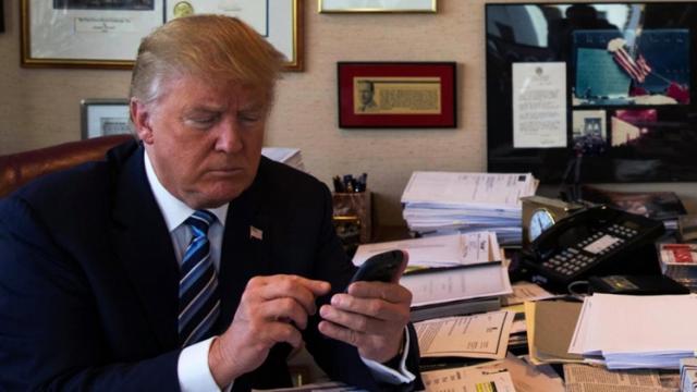 <b>Obsesia lui Trump pentru telefonul mobil şi tweet-uri pune pe jar securitatea naţională din State</b>Nu mai este nici un secret faptul că Donald Trump (președintele SUA) este pasionat de telefonul mobil și mai precis de platforma de socializare Twitter. Această obsesie a președintelui ar pune pe jar securitatea națională din State după cum aflăm