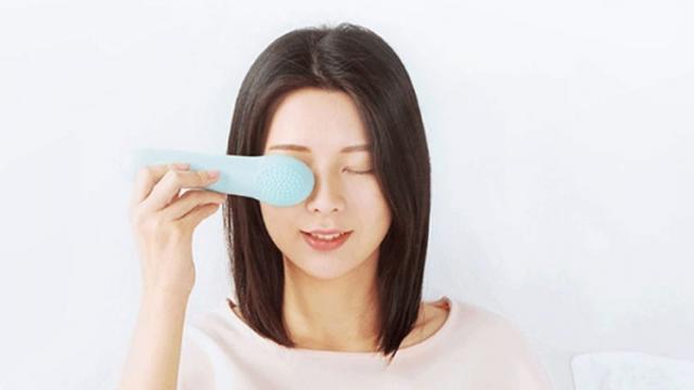 <b>Xiaomi Lefan este un dispozitiv special creat pentru masajul ochilor și relaxare; Este disponibil acum pe GeekBuying</b>După cum bine știți cei de la Xiaomi activează în numeroase zone de pe piață, una dintre acestea fiind și cea de îngrijire personală unde întâlnim produse foarte interesante. Unul dintre acestea este Xiaomi Lefan, un dispozitiv special