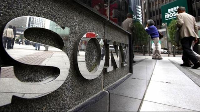 <b>Sony îşi micşorează segmentul Xperia, încercând să crească profiturile; Am putea vedea şi concedieri</b>Odată cu anunțarea rezultatelor financiare din primul trimestru al anului 2018, japonezii de la Sony sunt nevoiți să facă o serie de schimbări în zona Xperia care nu performează ca așteptări. Astfel întreg segmentul va suferi o modificare