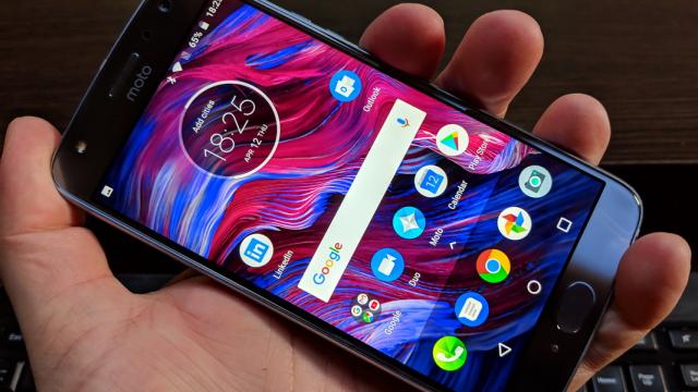 <b>Motorola Moto X4: Display suficient de luminos pentru playback, jocuri</b>Motorola Moto X4 adopta a doua cea mai răspândită diagonală de telefoane din ultimii ani. Dacă 5.5 inch e "favorita publicului", 5.2 inch e pe locul 2 cu siguranţă. Moto X4 se prezintă la test cu un panou IPS LCD LTPS de 5.2 inch, cu rezoluţie Full HD..