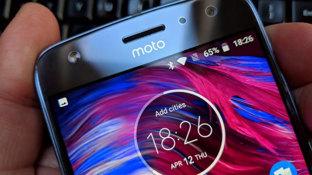 <b>Motorola Moto X4: Multimedia cu scoruri mititele, dar în realitate sună ceva mai bine</b>M-am învăţat că Motorola să nu epateze excesiv la capitolul difuzoare, oferind doar earpiece-ul cu rol de difuzor pentru muzică. Cine vrea să sară de 100 dBA, o să o facă prin modulele JBL pentru Moto Z-uri sau culmea prin modelele Moto E, care au super..
