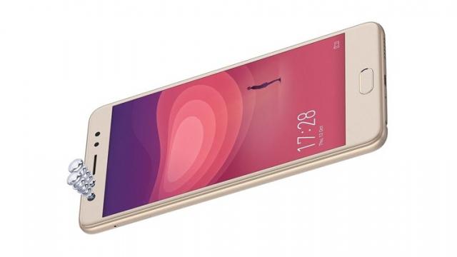 <b>Coolpad Note 6 este un nou terminal cu baterie generoasă; Are ecran 16:9 și cameră selfie duală</b>Din partea companiei chineze Coolpad vine astăzi și lansarea smartphone-ului Note 6, un phablet clasic cu ecran de 5.5 inch și aspect 16:9 ce se remarcă printr-o baterie mai generoasă decât majoritatea. Este vorba despre o unitate de 4070 mAh