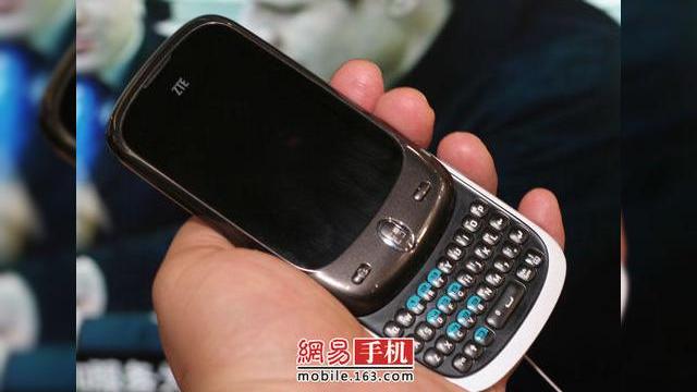 <b>MWC 2010: ZTE Smooth, un telefon Android 1.6 cu design in stil Palm Pre</b>Compania chineza ZTE a fost prezenta la MWC 2010, in Barcelona cu o serie de terminale Android, printre care se numara si modelul ZTE Smooth, din imaginea de mai jos. Ca si proaspat-anuntatul Alcatel OT-980, acest model imita designul lui Palm Pre. ZTE...