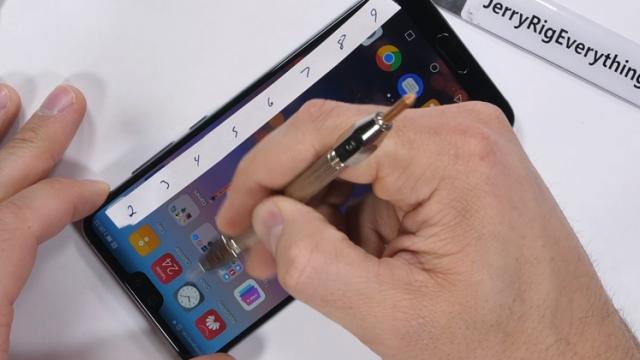 <b>Huawei P20 Pro primeşte testul de zgâriere, îndoire şi ardere; Are un punct sensibil asociat sticlei frontale</b>A trecut ceva de la ultimul test de rezistență marca JerryRigEverything, dar astăzi avem parte de un asemenea video informativ referitor la un flagship al momentului și anume Huawei P20 Pro. Telefonul cu pricina se laudă cu o cameră triplă