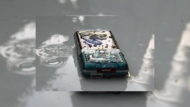 <b>Cum procedam cand scapam telefonul mobil in apa</b>Cu totii am scapat macar o data pe jos telefonul mobil si macar o data am varsat un pahar/ceasca/sticla in apropierea sa. Dar oare am stiut cum sa procedam atunci cand handsetul a aterizat intr-o balta sau, mai grav, in toaleta? Raspunsul vine prin...