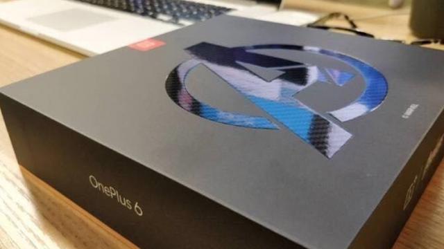 <b>OnePlus 6 are ediţie specială Avengers: Infinity War; Iată cum arată ambalajul său</b>Ceea ce apărea inițial sub forma unui zvon se confirmă astăzi și anume faptul că OnePlus 6 va avea și o ediție specială Avengers Infinity War. Vedem ambalajul în care va sosi această versiune limitată și tocmai datorită acestei titulaturi 