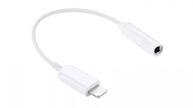 <b>Apple nu va mai oferi adaptoare pentru căști cu port 3.5 mm pentru viitoarele iPhone-uri (zvon)</b>După renunțarea la jack audio și ulterior la butonul home, cei de la Apple se mai pregătesc de o schimbare și anume de renunțarea la oferirea de adaptor pentru căști cu port 3.5 mm alături de viitoarele modele iPhone, o schimbare pe care