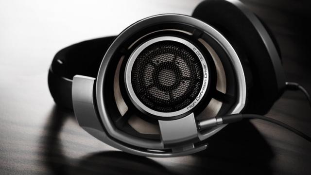 <b>Mini Turul Magazinelor #13: Turul căştilor, headseturilor şi acusticii high end de la Sennheiser, Poseidon şi Sony</b>Avem pregătit un tur mai special astăzi, unul destinat iubitorilor de muzică ce vor regăsi aici căști și headset-uri ideale pentru streaming audio. De asemenea avem și o pereche de ochelari 3D ce amintesc cumva de Google Glass doar că