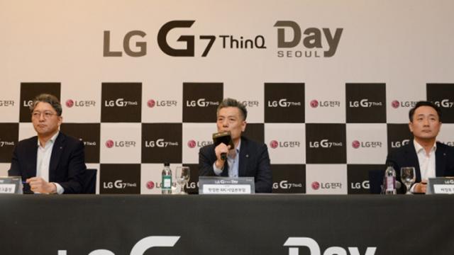 <b>"Nu am copiat Apple" insistă şeful LG Mobile, legat de bretonul de pe LG G7 ThinQ</b>În cadrul unui interviu recent, șeful LG Mobile a declarat faptul că decupajul de pe smartphone-ul LG G7 ThinQ nu este ceva copiat de la iPhone X, fiind considerat mai degrabă un ecran secundar datorită posibilității de a afișa extra informații