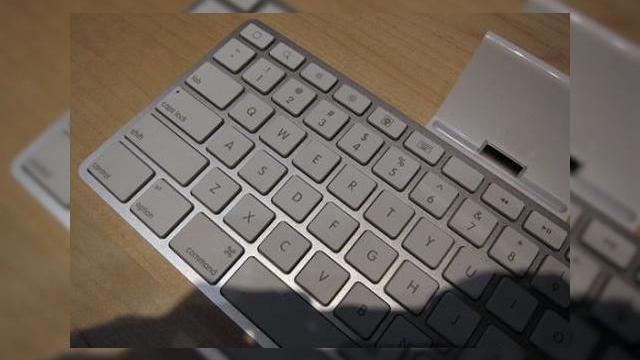 <b>Tasta misterioasa a lui Apple iPad dezvaluie noi functii</b>La mai bine de o luna de la prezentarea oficiala a lui Apple iPad, inca se mai descopera detalii ale acestui tablet. Spre exemplu, cu o zi in urma a fost descoperita o tasta misterioasa pe accesoriul tastatura al gadgetului, plasata fix deasupra butonului...