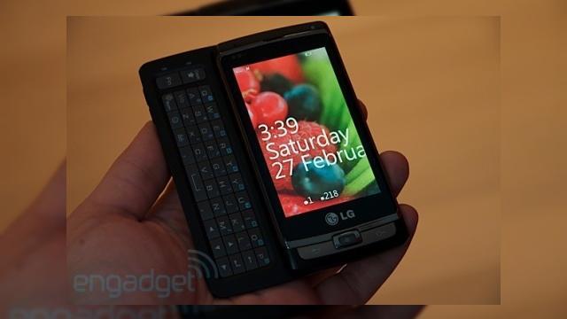 <b>Primul telefon Windows Phone 7, scapat pe web, fabricat de LG</b>Oficialul Microsoft Aaron Woodman si-a permis recent o scapare in cadrul lui Engadget Show, dezvaluind primul terminal care ruleaza Windows Phone 7. Acesta este fabricat de LG si arata astfel: &nbsp; &nbsp; Avem de-a face cu un handset cu tastatura full...