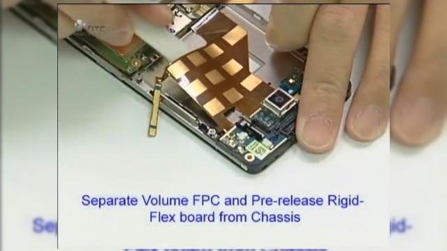 <b>HTC HD2, dezasamblat in fata camerei (Video)</b>Daca doriti sa va "razbunati" pe HTC HD2, dupa ce am aflat ieri de la Microsoft ca el NU va rula Windows Phone 7, iata o disectie a terminalului, prezentata in clipurile video de mai jos. &nbsp; &nbsp; Procesul este realizat cu grija si minutiozitate de...
