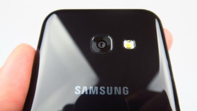 <b>Samsung Galaxy A5 (2017) actualizat la Android 8.0 Oreo şi în România; Iată detalii!</b>Începând de astăzi iată că actualizarea la Android 8.0 Oreo începe să fie distribuită și către smartphone-urile Samsung Galaxy A5 2017 achiziționate de pe plan local, veste de care suntem informați prin intermediul grupului nostru de Facebook care