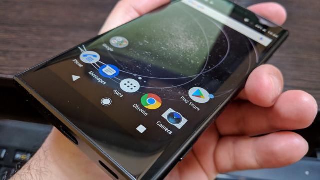 <b>Sony Xperia XA2: Difuzor singular, satisfăcător la înalte şi bas</b>Telefoanele Sony din ultimii ani au o făcut o impresie bună la acustica, în special cele din seria XA Ultra. Xperia XA2 continuă pe aceeaşi linie, dar vine cu un difuzor singular jos. Din fericire nu e uşor de acoperit cu mâna în landscape.