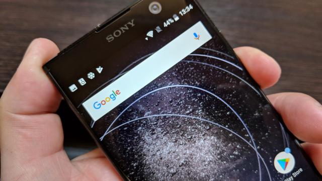 <b>Sony Xperia XA2: Conectivitate dual SIM cu viteze bune, în special la WiFi</b>Am ajuns şi la conectivitate în sfârşit, iar acesta este un telefon Xperia dual SIM, cu slot-uri nano SIM, ceva standard în ziua de azi. Posibil să aibă şi versiuni single SIM pe undeva pe glob. Vine cu suport LTE Categoria 4/ Categoria 12..