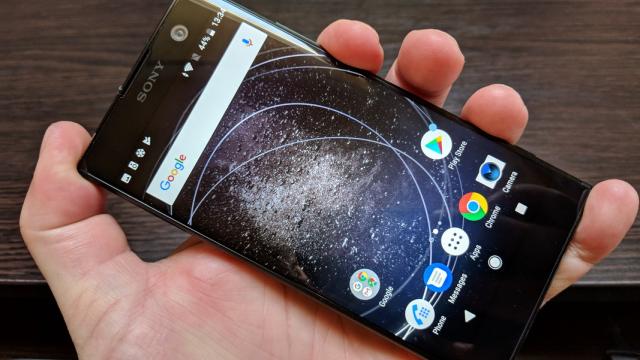 <b>Sony Xperia XA2: OS, UI, aplicaţii tipice, între stock şi gloss</b>Telefoanele Sony Xperia rulează Android 8.0.0 Oreo preinstalat de ceva vreme, încă din septembrie anul trecut dacă îmi amintesc bine. Ca atare nu se acceptă rateuri sau dezamăgiri. Sony Xperia XA2 vine cu Android 8.0.0 la bord, cu Xperia UI peste.