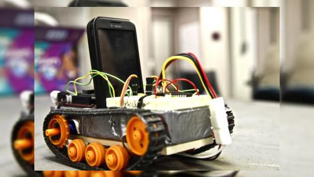 <b>Un terminal Android, "creierul" unui robot real</b>De la dezvoltarea de aplicatii pentru Android OS la transformarea unui telefon ce ruleaza aceasta platforma in punctul de control al unui robot e drum lung, dar iata ca inovatorii Tim Heath si Ryan Hickman au reusit. Robotul din imagine poarta numele de...