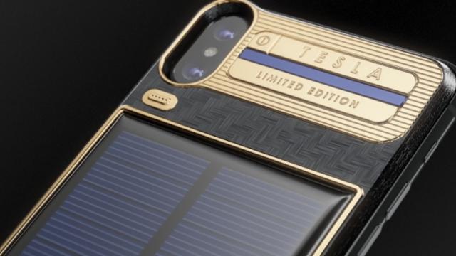 <b>La soare te puteai uita, dar la iPhone X Tesla ba! iPhone X-ul de fiţe vine din Rusia la 4600 de dolari</b>Direct din Rusia vine iPhone X Tesla, o variantă de lux limitată a smartphone-ului aniversar Apple ce se schimbă la față. Avem în față un telefon cu preț de 4600 dolari care se remarcă printr-o carcasă specială cu panouri solare ce ne va încărca
